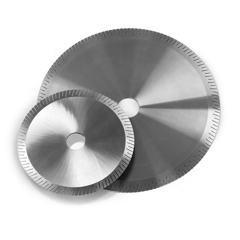 Diamond cutting blades